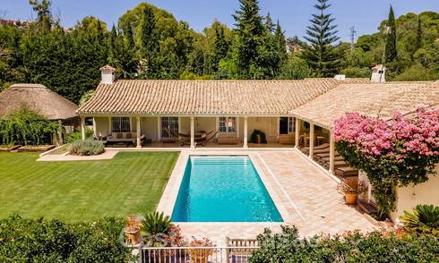 Spanish villa for sale with Mediterranean architecture and large garden located near San Pedro in Marbella - Benahavis 52493