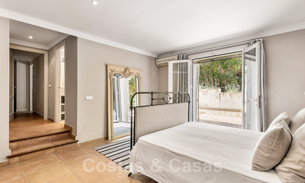 Spanish villa for sale with Mediterranean architecture and large garden located near San Pedro in Marbella - Benahavis 52518