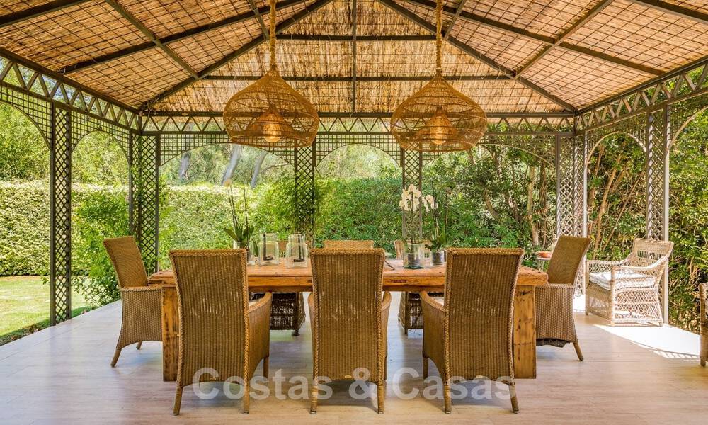 Spanish villa for sale with Mediterranean architecture and large garden located near San Pedro in Marbella - Benahavis 52522