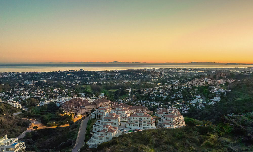 Contemporary Andalusian-style apartments for sale with panoramic sea views in the golf valley of Nueva Andalucia, Marbella 51628