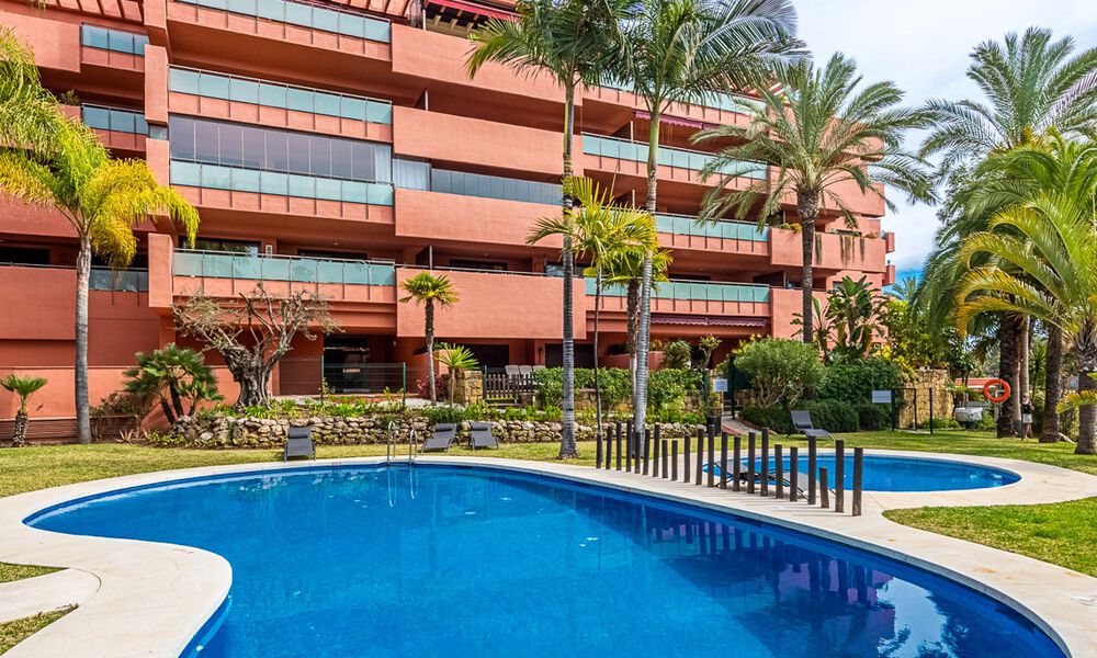 Penthouse for sale in a gated urbanisation a stone's throw from the beach on the New Golden Mile between Marbella and Estepona 52818