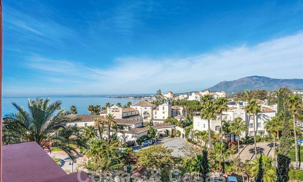 Penthouse for sale in a gated urbanisation a stone's throw from the beach on the New Golden Mile between Marbella and Estepona 52819