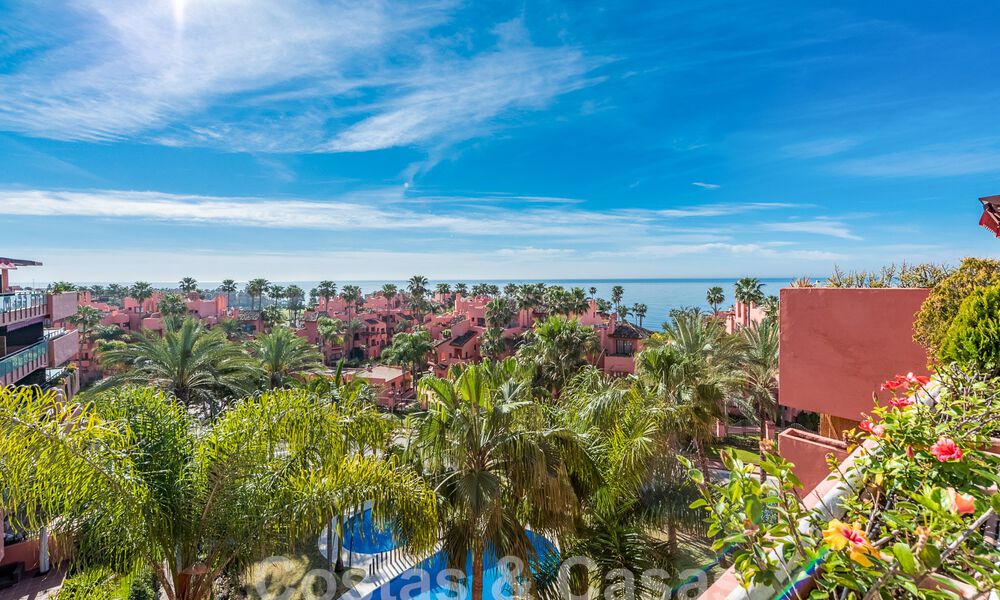 Penthouse for sale in a gated urbanisation a stone's throw from the beach on the New Golden Mile between Marbella and Estepona 52829