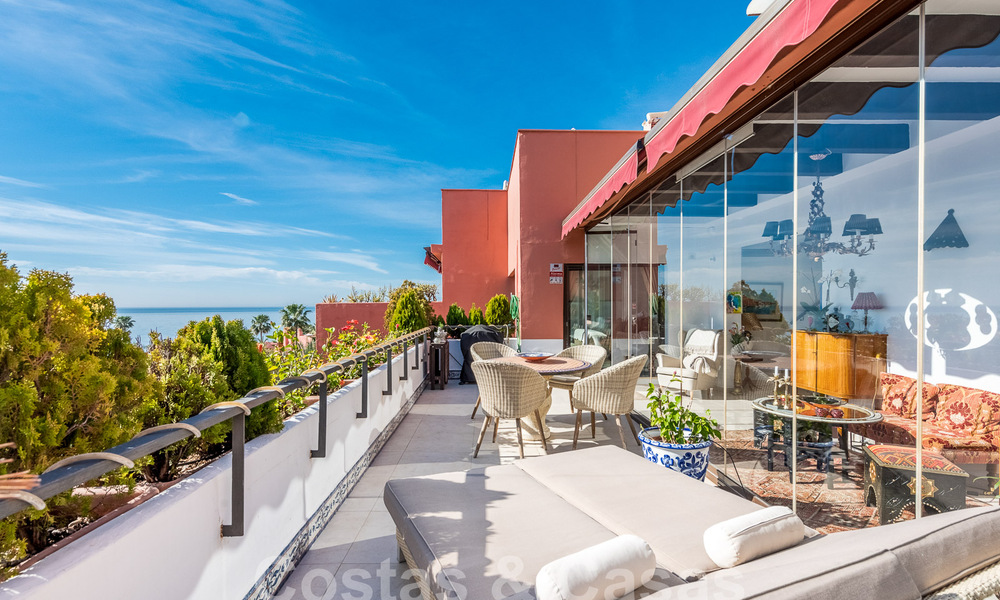 Penthouse for sale in a gated urbanisation a stone's throw from the beach on the New Golden Mile between Marbella and Estepona 52830