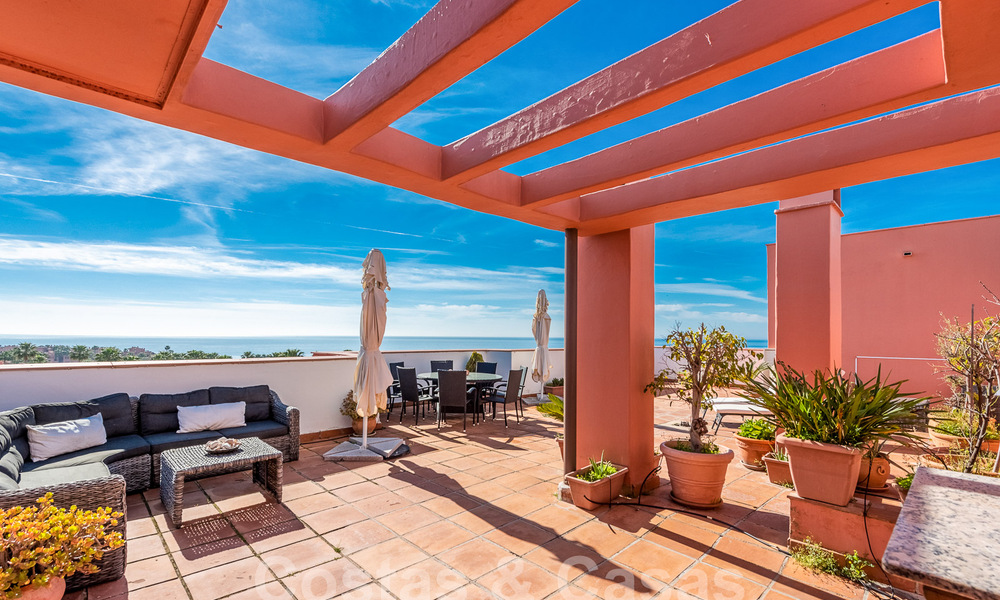 Penthouse for sale in a gated urbanisation a stone's throw from the beach on the New Golden Mile between Marbella and Estepona 52831