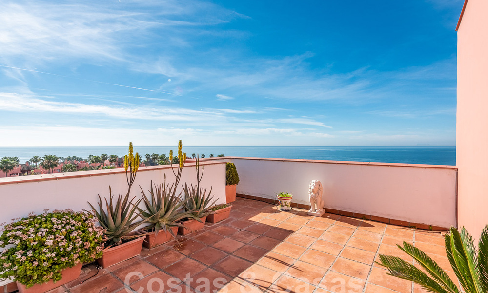 Penthouse for sale in a gated urbanisation a stone's throw from the beach on the New Golden Mile between Marbella and Estepona 52832