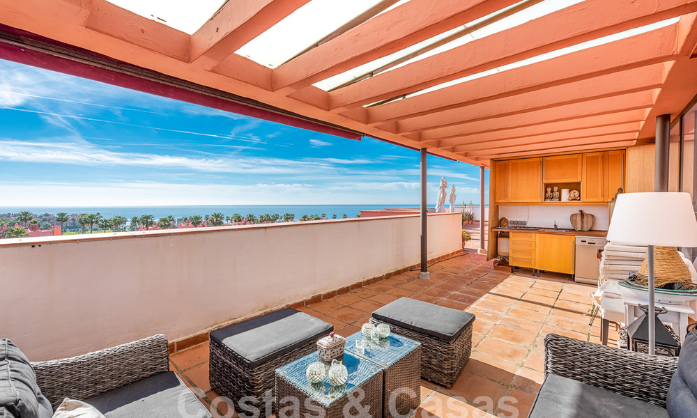 Penthouse for sale in a gated urbanisation a stone's throw from the beach on the New Golden Mile between Marbella and Estepona 52836