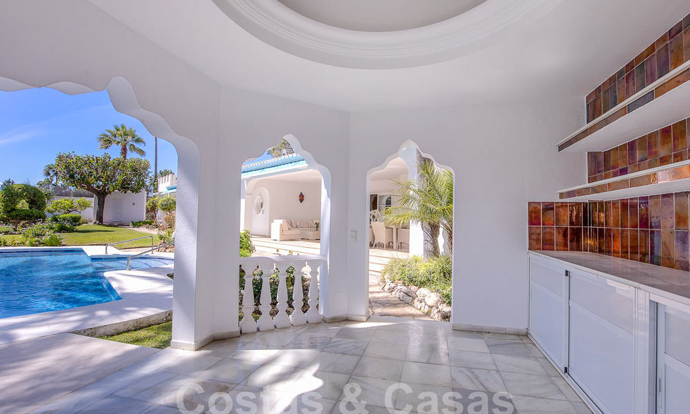 Andalusian villa for sale within walking distance of the beach on the New Golden Mile between Marbella and Estepona 53464