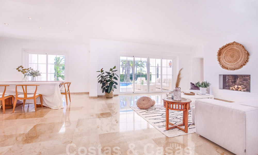 Andalusian villa for sale within walking distance of the beach on the New Golden Mile between Marbella and Estepona 53471