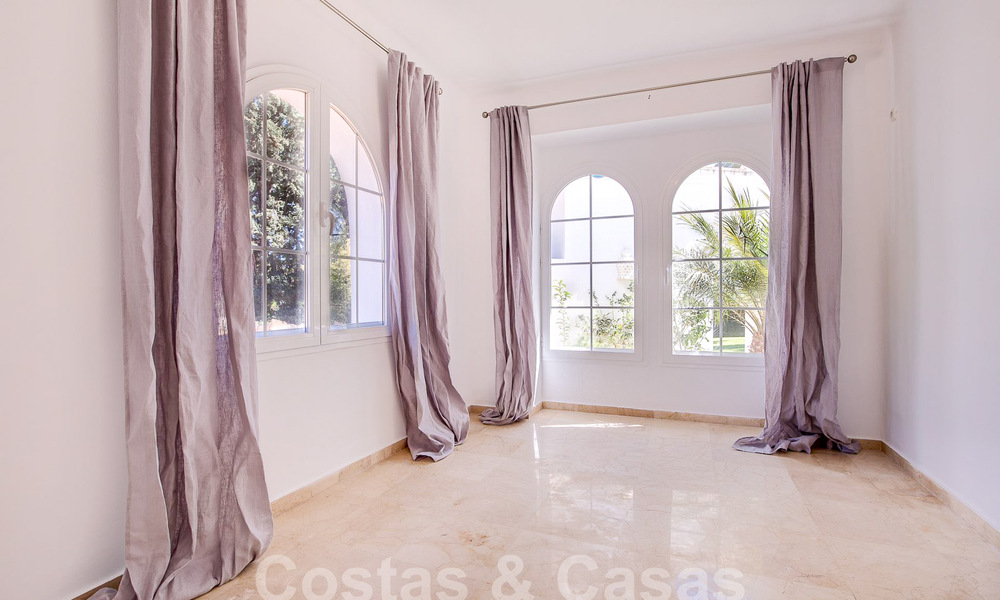 Andalusian villa for sale within walking distance of the beach on the New Golden Mile between Marbella and Estepona 53481