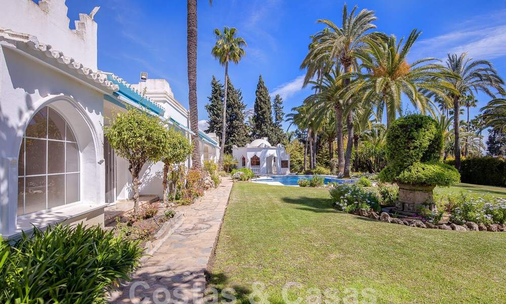 Andalusian villa for sale within walking distance of the beach on the New Golden Mile between Marbella and Estepona 53483