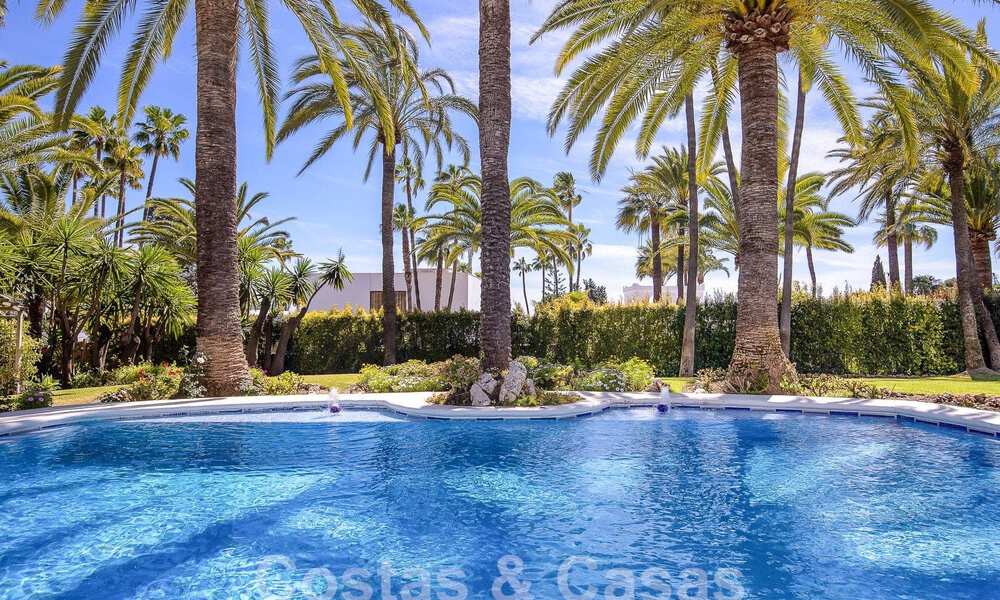 Andalusian villa for sale within walking distance of the beach on the New Golden Mile between Marbella and Estepona 53486