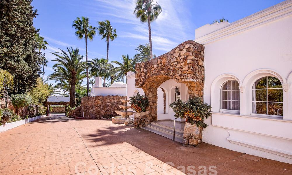 Andalusian villa for sale within walking distance of the beach on the New Golden Mile between Marbella and Estepona 53487