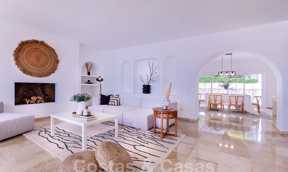 Andalusian villa for sale within walking distance of the beach on the New Golden Mile between Marbella and Estepona 53495