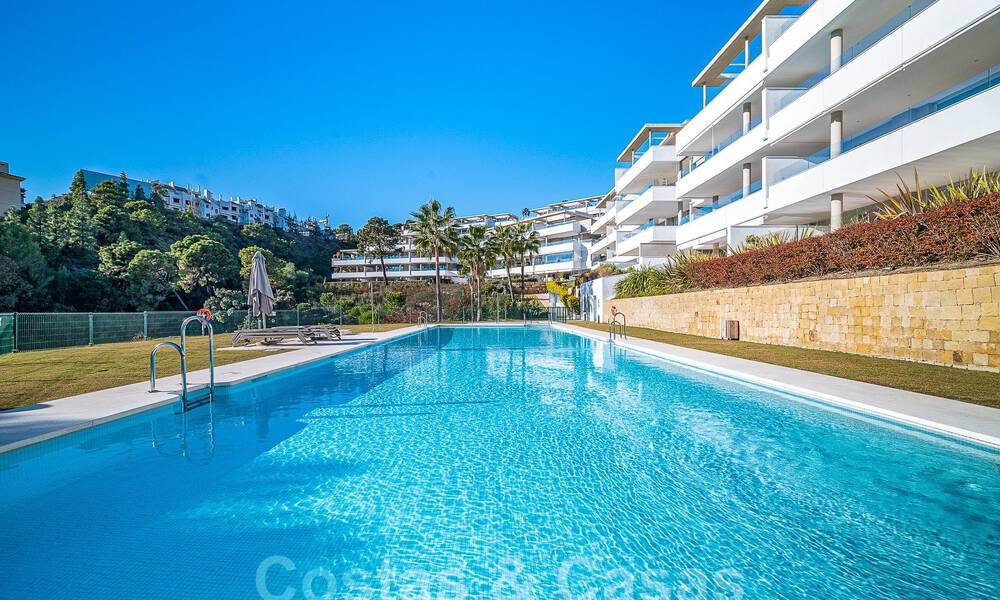 Move-in ready, elevated ground floor apartment for sale with sweeping views of the valley and sea in exclusive Benahavis - Marbella 53285