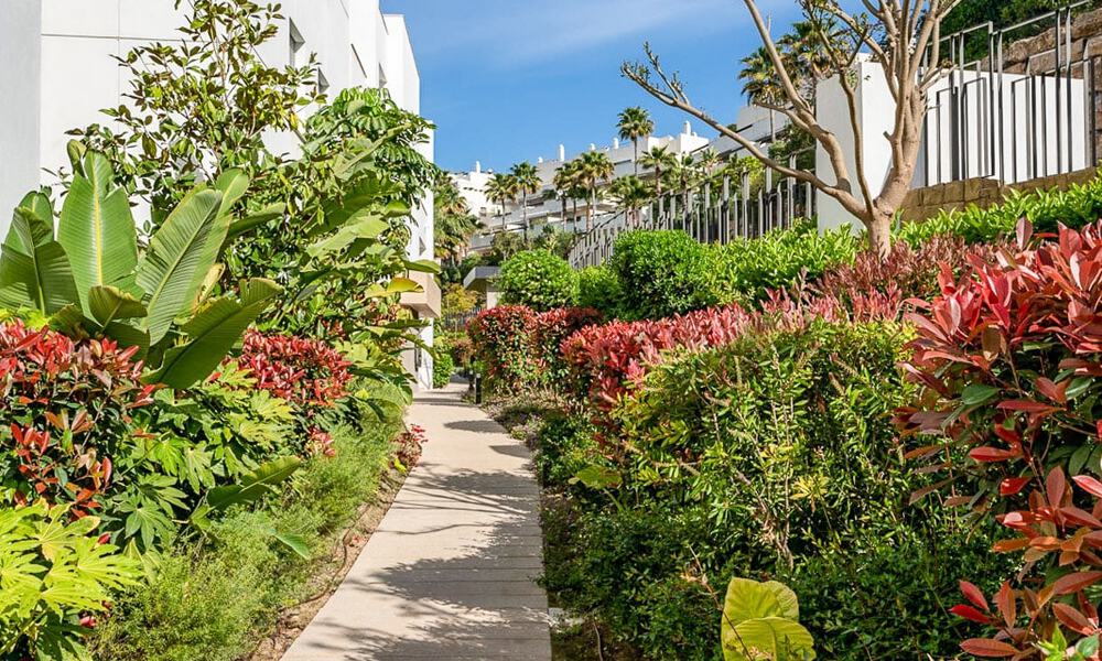 Move-in ready, elevated ground floor apartment for sale with sweeping views of the valley and sea in exclusive Benahavis - Marbella 53306