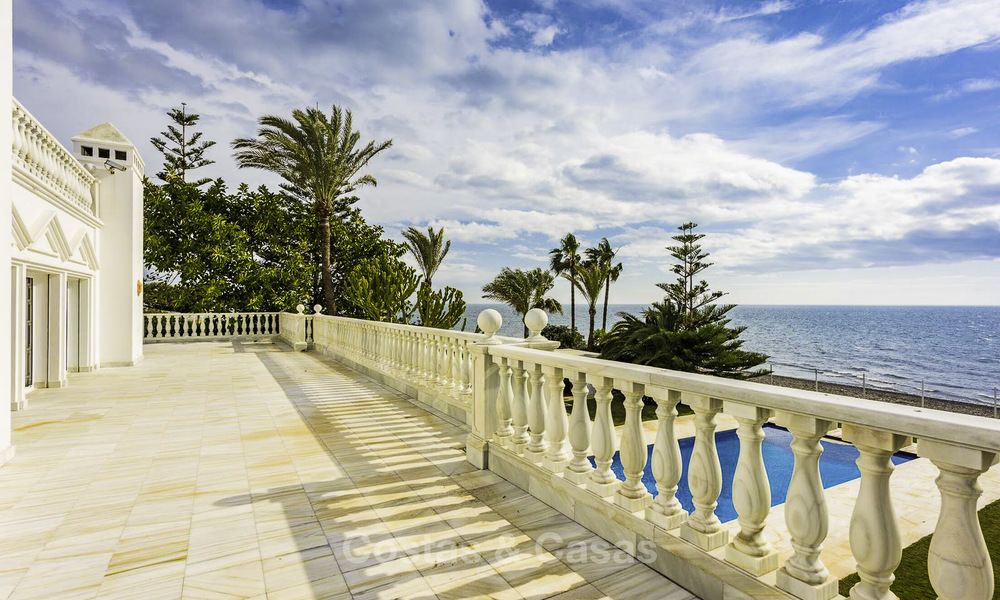 Stately, very luxurious sea front palace for sale, between Marbella en Estepona 11643