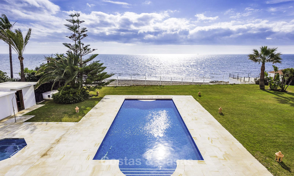Stately, very luxurious sea front palace for sale, between Marbella en Estepona 11644