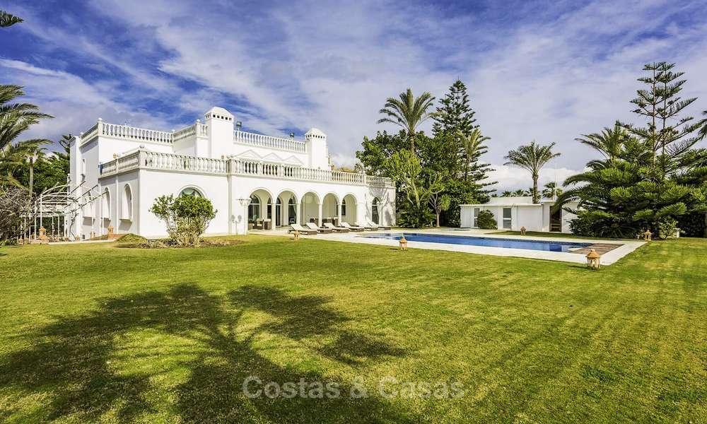 Stately, very luxurious sea front palace for sale, between Marbella en Estepona 11646