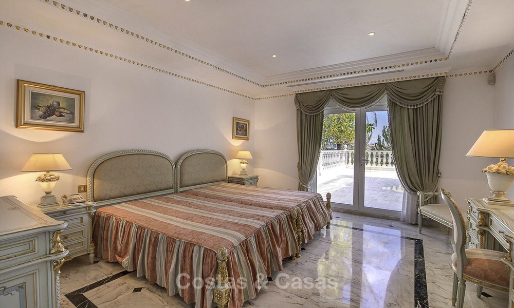Stately, very luxurious sea front palace for sale, between Marbella en Estepona 13020