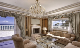 Stately, very luxurious sea front palace for sale, between Marbella en Estepona 13021 