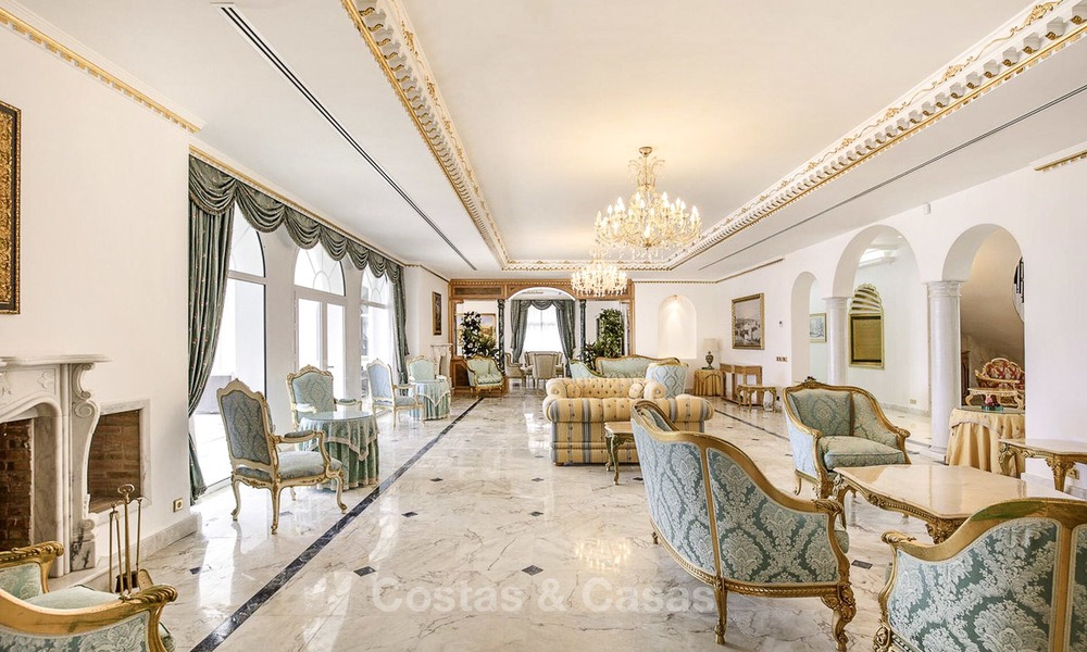 Stately, very luxurious sea front palace for sale, between Marbella en Estepona 13027