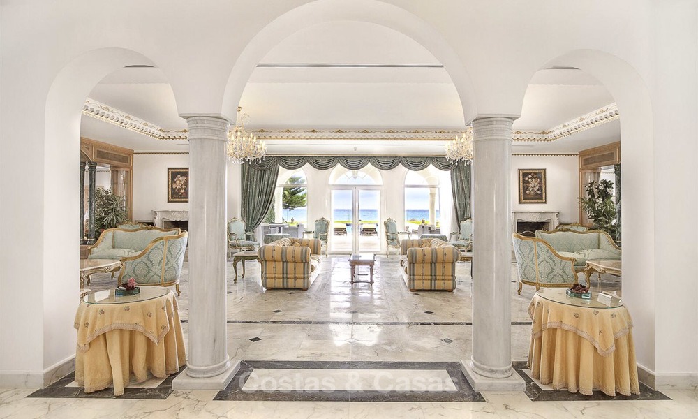 Stately, very luxurious sea front palace for sale, between Marbella en Estepona 13029