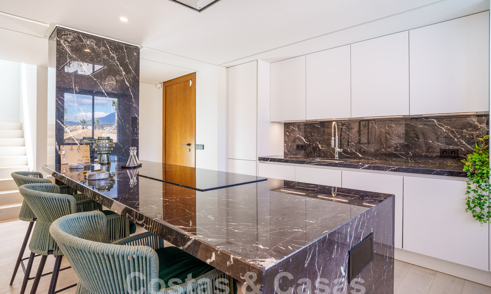 Detached luxury villa for sale with private pool surrounded by golf courses in the valley of Nueva Andalucia, Marbella 53780