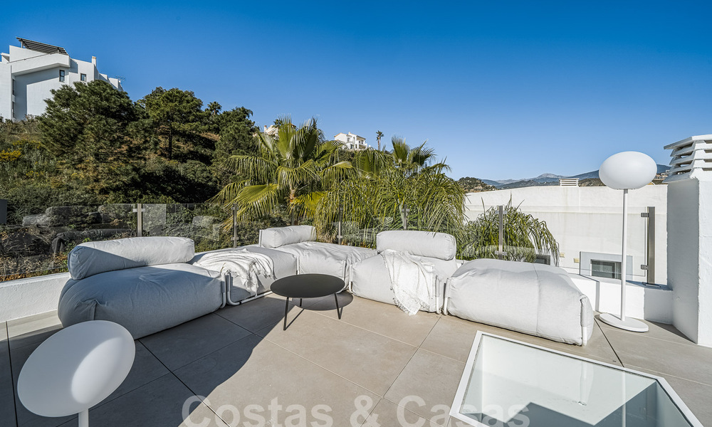 Luxuriously renovated penthouse for sale with spacious terrace in La Quinta golf resort, Benahavis - Marbella 53824