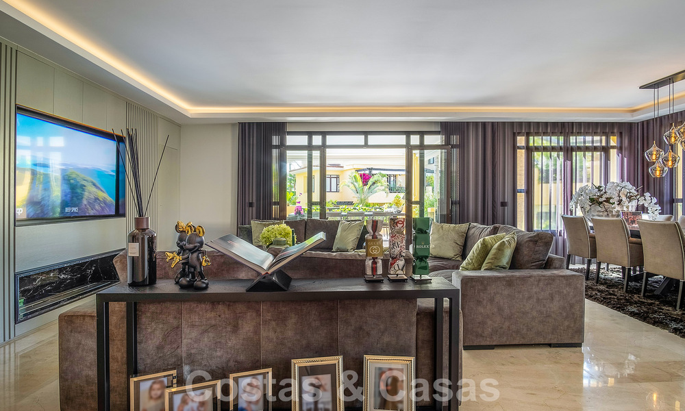 Luxury apartment for sale in exclusive second-line beach complex in Puerto Banus, Marbella 52097