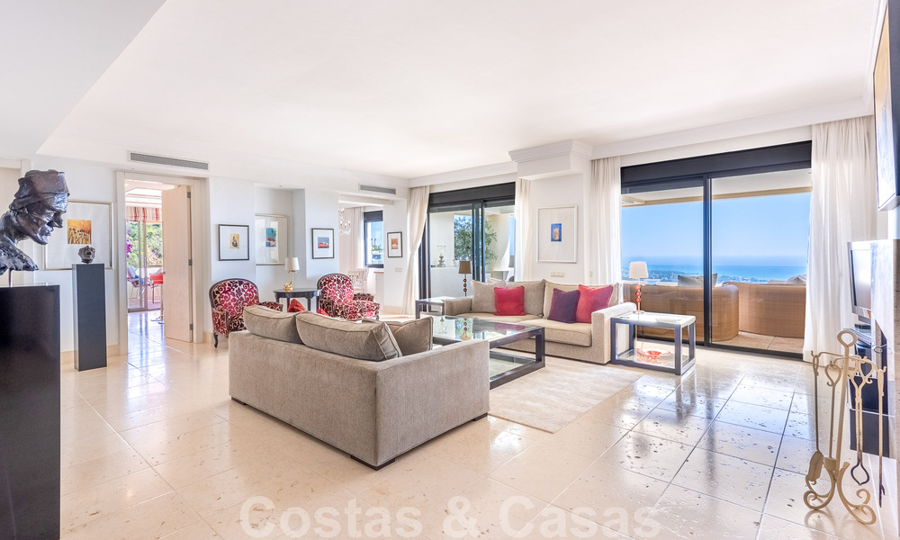 Modern duplex penthouse for sale with panoramic sea views, located in a coveted complex in Los Monteros, Marbella 52252