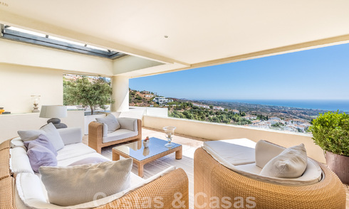 Modern duplex penthouse for sale with panoramic sea views, located in a coveted complex in Los Monteros, Marbella 52262