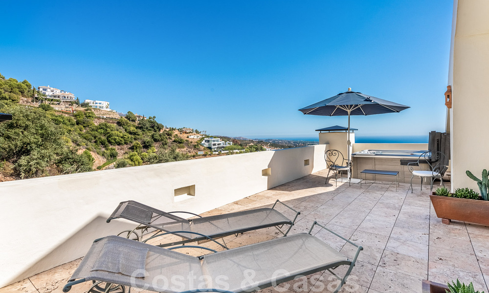 Modern duplex penthouse for sale with panoramic sea views, located in a coveted complex in Los Monteros, Marbella 52267