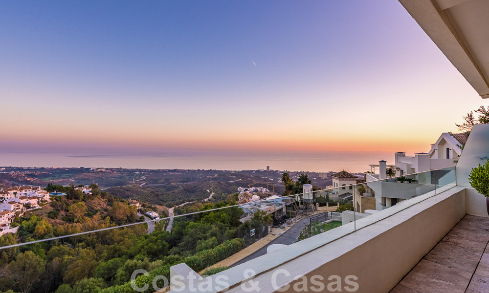 Modern duplex penthouse for sale with panoramic sea views, located in a coveted complex in Los Monteros, Marbella 52277