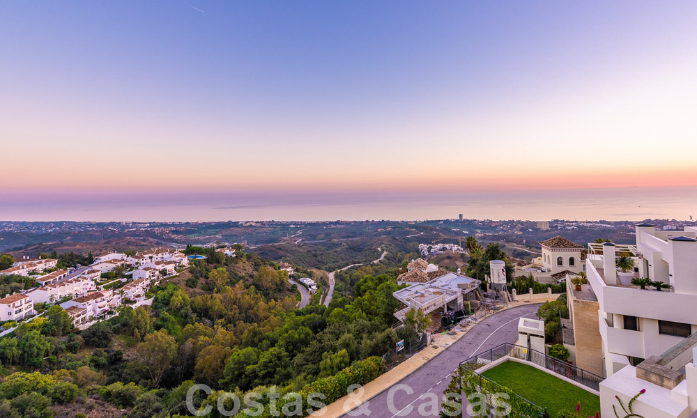 Modern duplex penthouse for sale with panoramic sea views, located in a coveted complex in Los Monteros, Marbella 52279