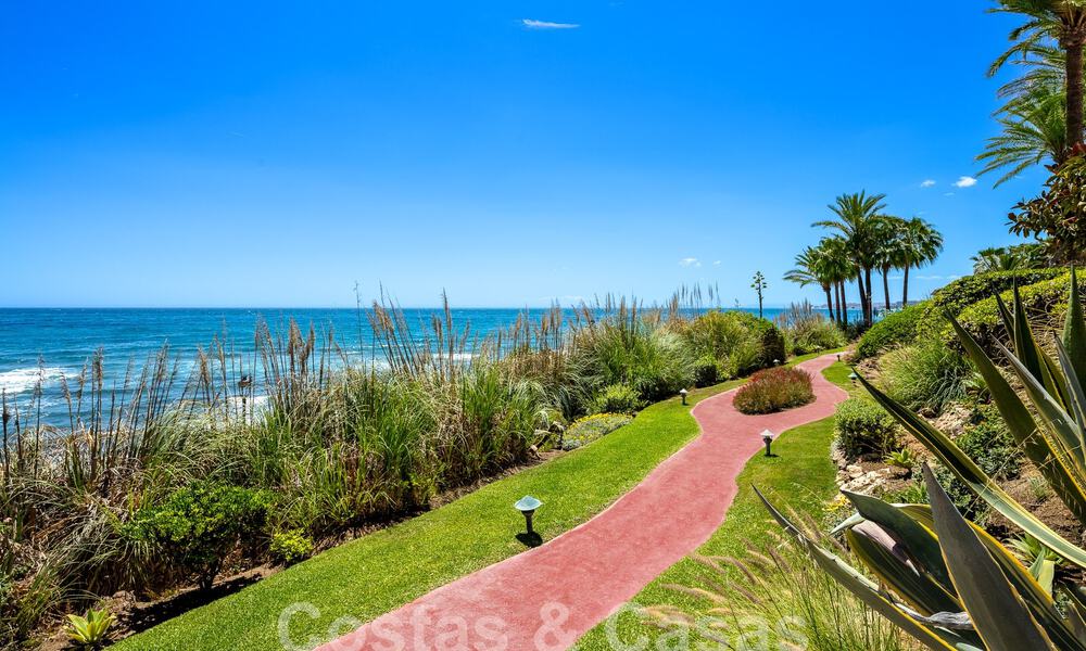 Superior frontline beachfront penthouse for sale with frontal sea views in Puente Romano on Marbella's Golden Mile 52909