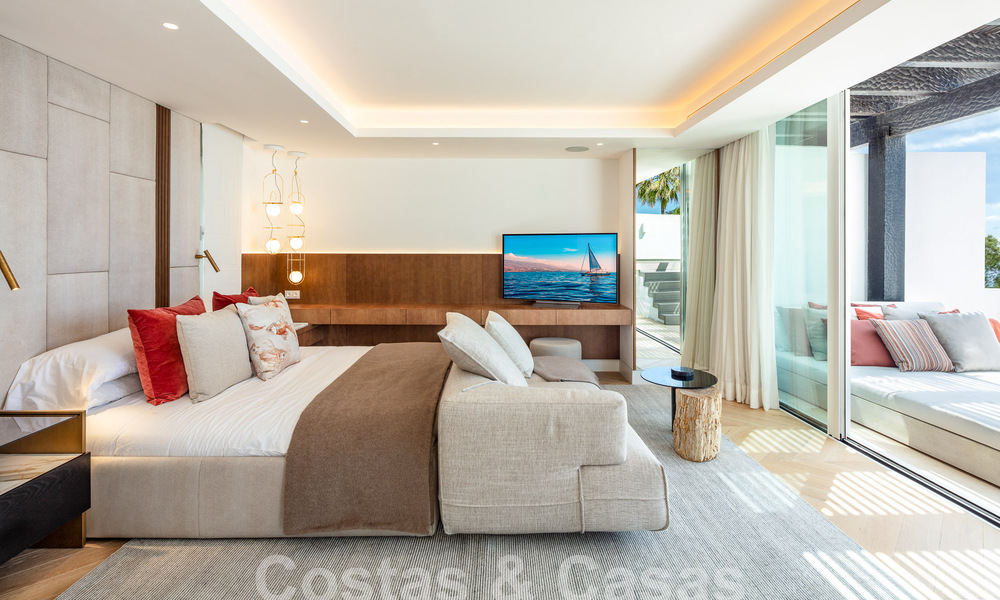 Superior frontline beachfront penthouse for sale with frontal sea views in Puente Romano on Marbella's Golden Mile 52919