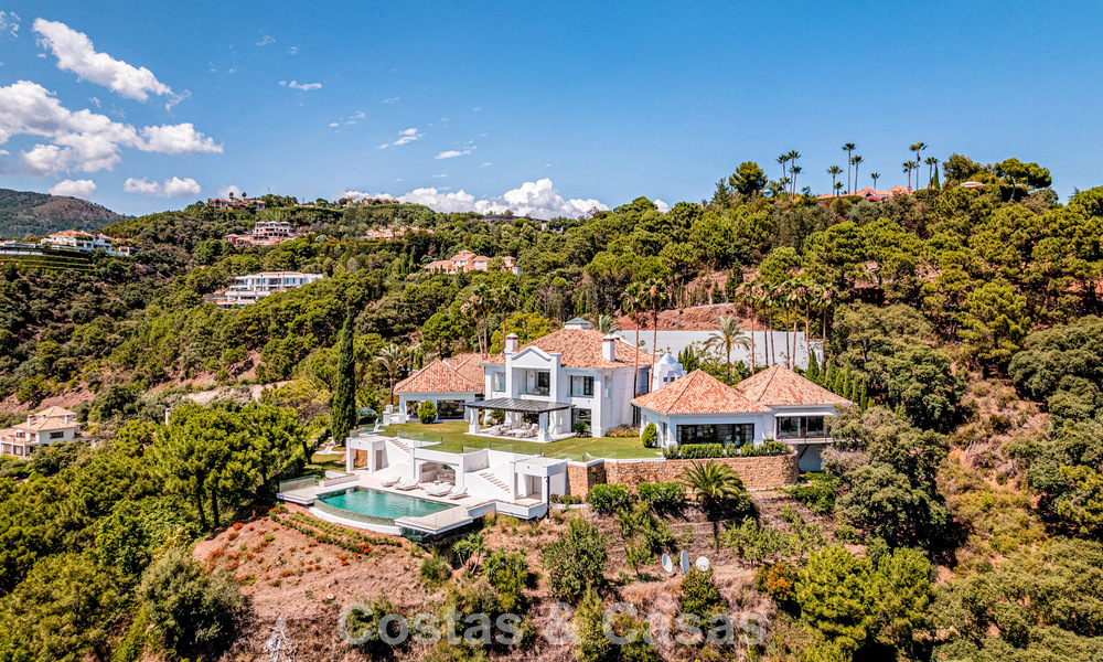 Boutique resort-style villa for sale with open sea views, nestled in the lush greenery of the exclusive La Zagaleta golf resort, Marbella - Benahavis 54054
