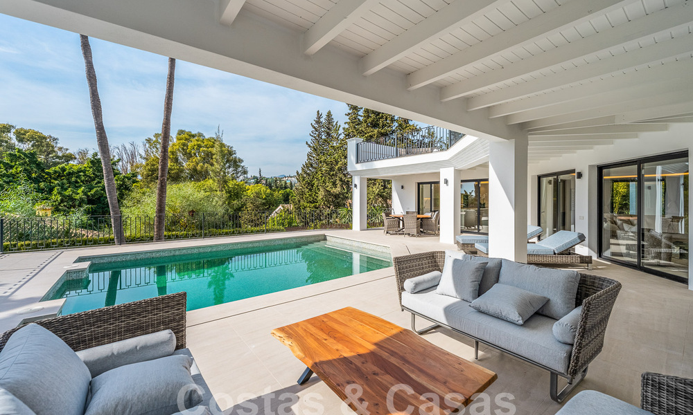 Spacious luxury villa for sale with a traditional architectural style located in a preferred residential area on the New Golden Mile, Marbella - Benahavis 55016