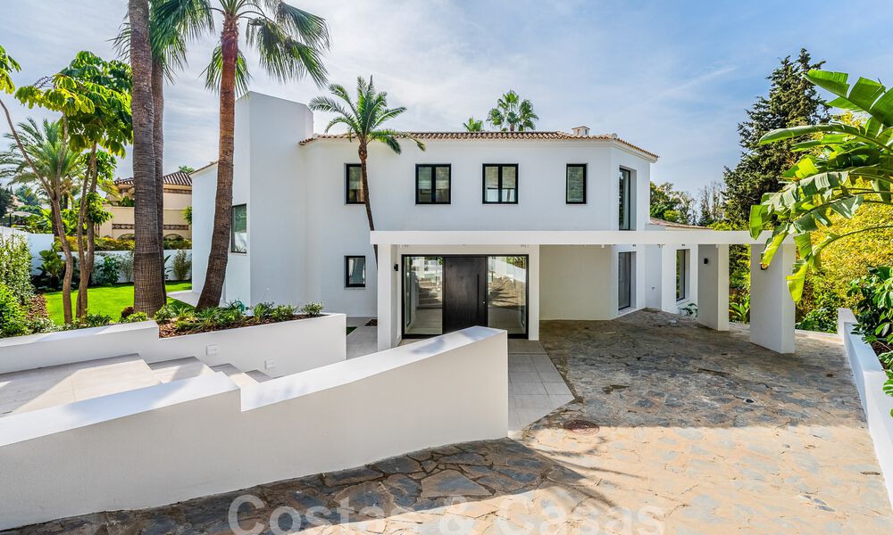 Spacious luxury villa for sale with a traditional architectural style located in a preferred residential area on the New Golden Mile, Marbella - Benahavis 55017