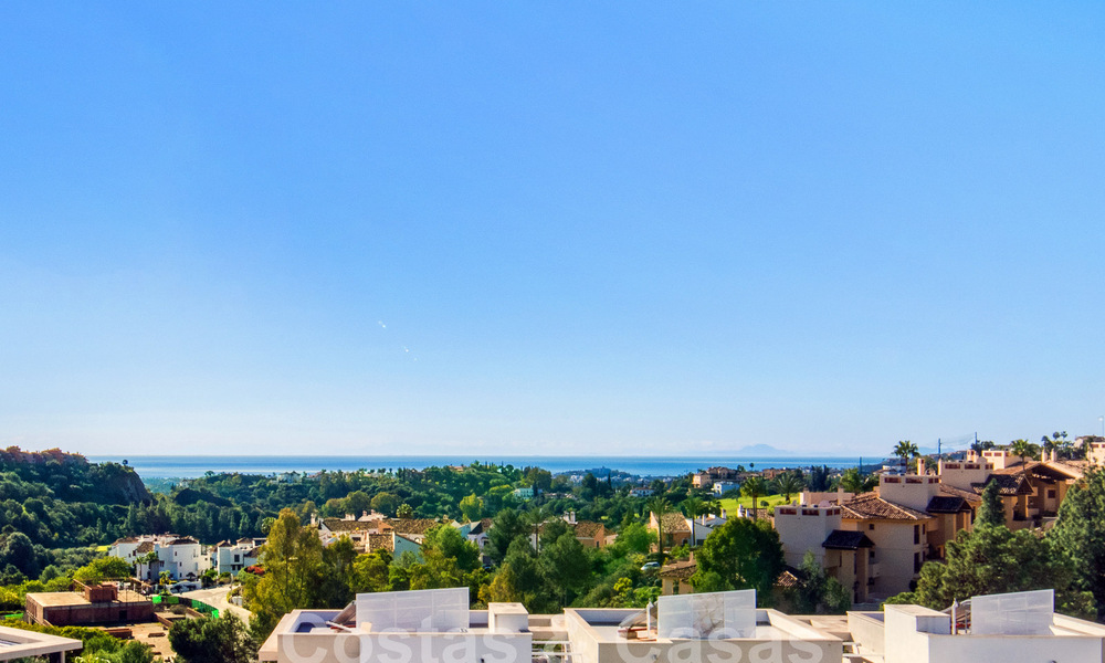 Move-in ready apartment for sale with sweeping views of the valley and sea in exclusive Marbella – Benahavis 55018