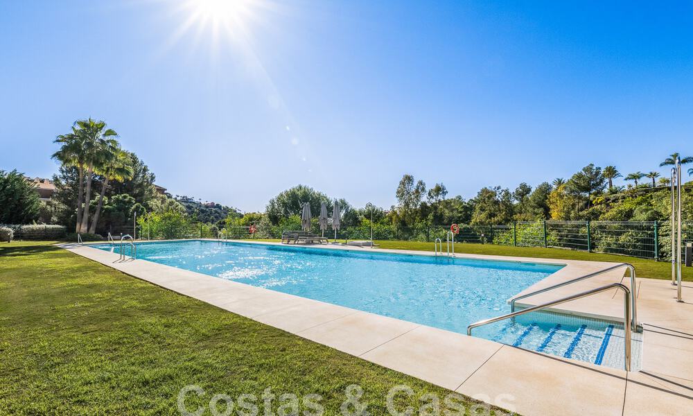 Move-in ready apartment for sale with sweeping views of the valley and sea in exclusive Marbella – Benahavis 55020