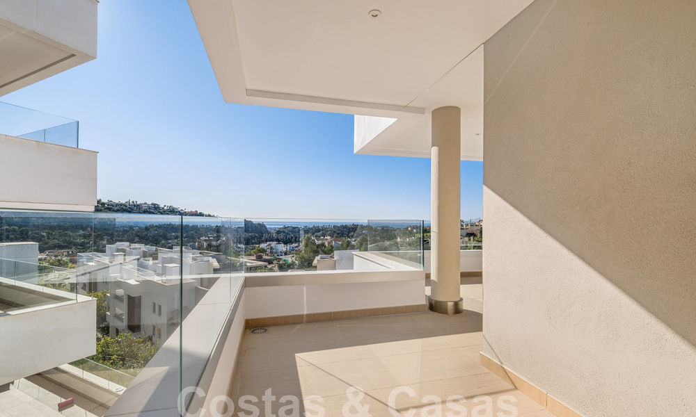 Move-in ready apartment for sale with sweeping views of the valley and sea in exclusive Marbella – Benahavis 55035