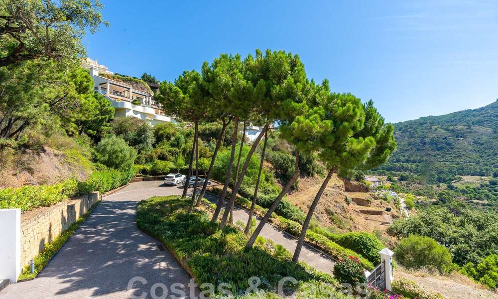 Detached luxury villa in a classic Spanish style for sale with sublime sea views in Marbella - Benahavis 55139