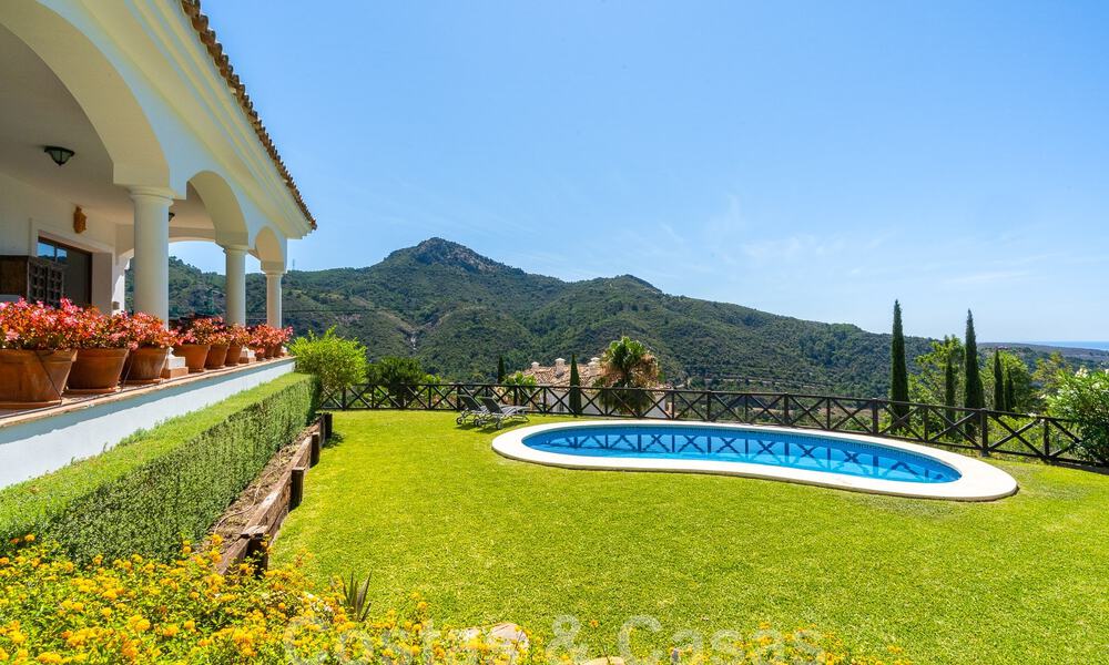 Detached luxury villa in a classic Spanish style for sale with sublime sea views in Marbella - Benahavis 55178