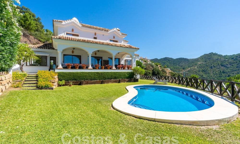 Detached luxury villa in a classic Spanish style for sale with sublime sea views in Marbella - Benahavis 55179