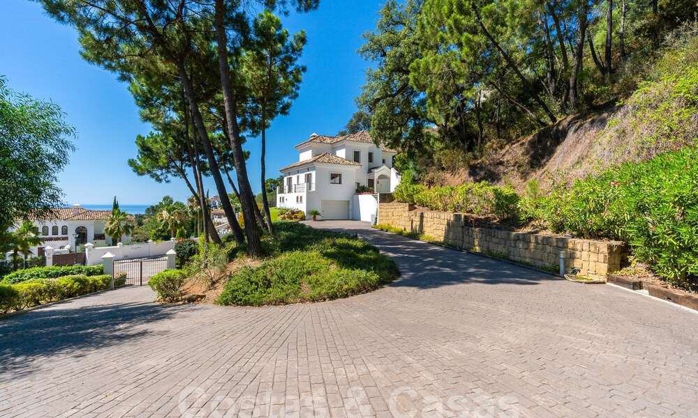 Detached luxury villa in a classic Spanish style for sale with sublime sea views in Marbella - Benahavis 55183