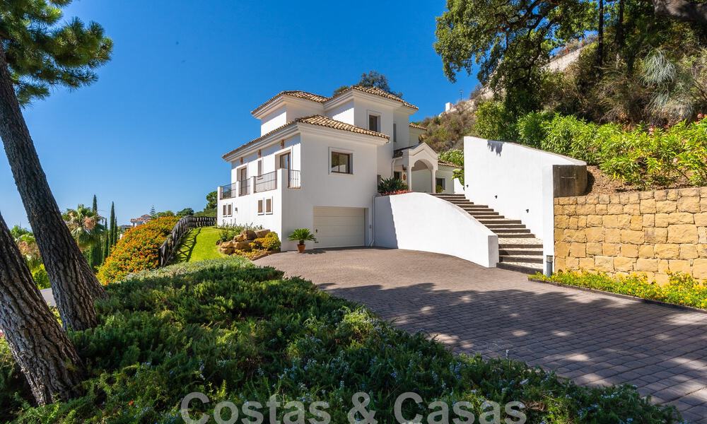 Detached luxury villa in a classic Spanish style for sale with sublime sea views in Marbella - Benahavis 55184