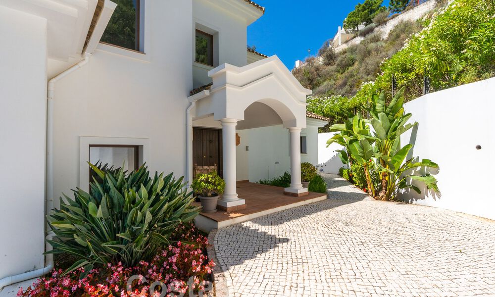 Detached luxury villa in a classic Spanish style for sale with sublime sea views in Marbella - Benahavis 55185