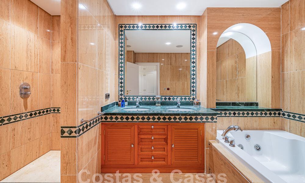 Move-in ready luxury apartment for sale in prestigious Sierra Blanca complex on Marbella's Golden Mile 54971